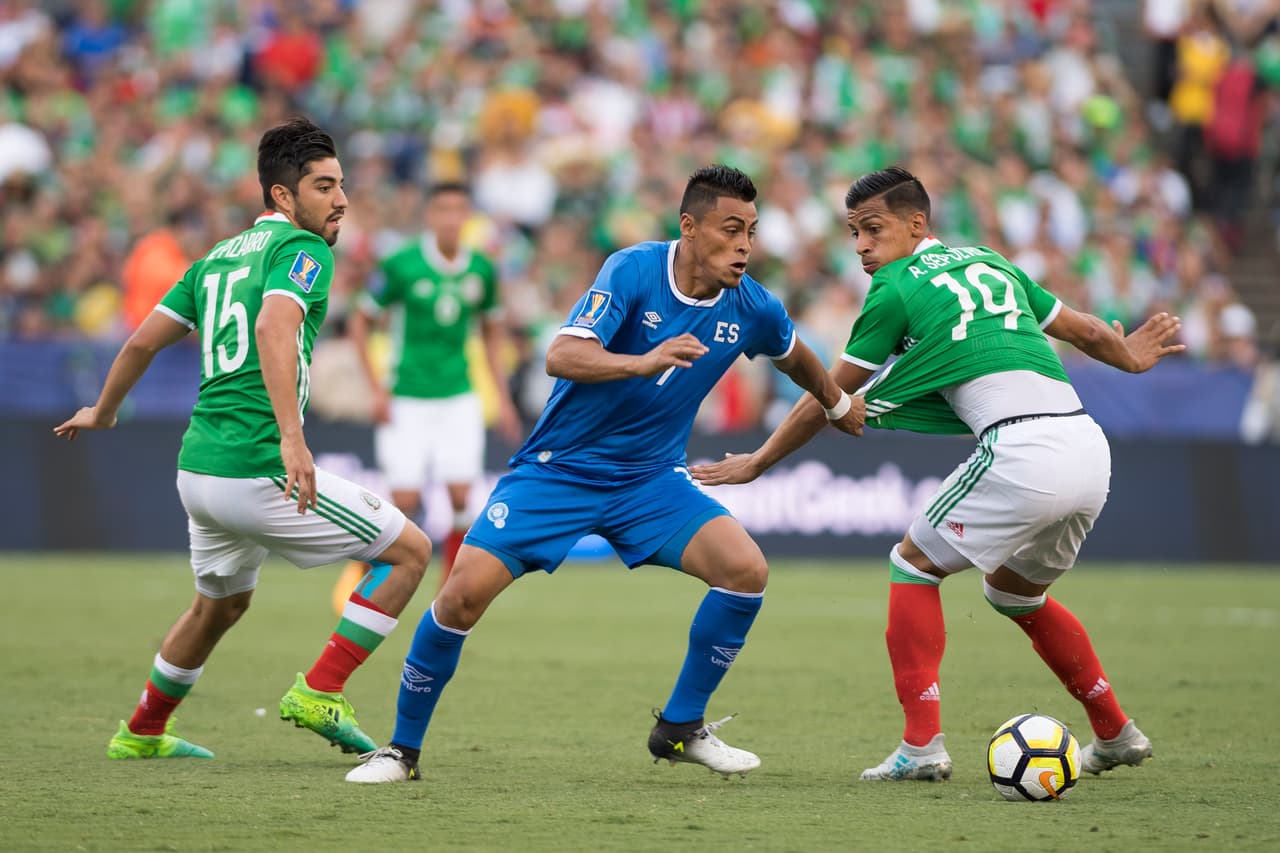 El Salvador salió sumamente revolucionado al campo y en los primeros 5 minutos del partido generó par de llegadas de peligro.