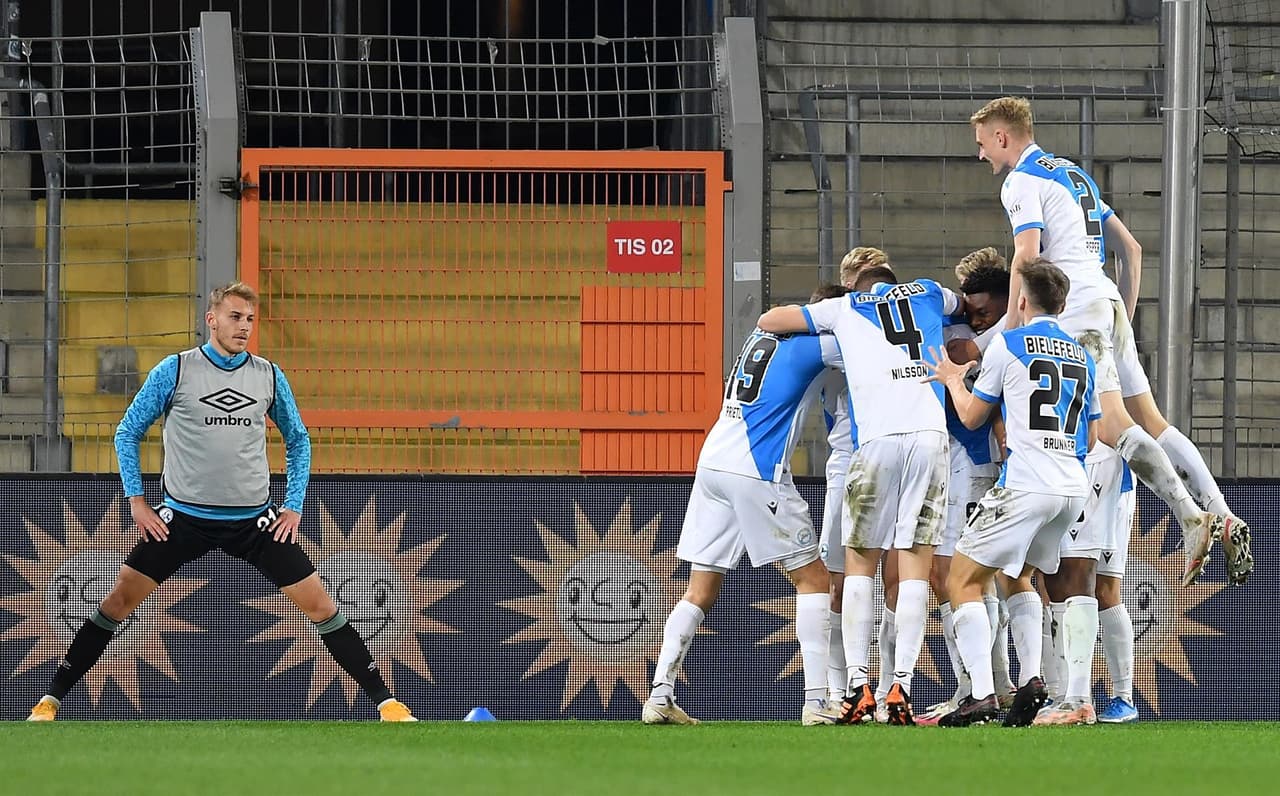 Arminia gana por la mínima ante el Schalke 04 durante la Jornada 30 de la Bundesliga. Fabian Klos le dio la victoria a su equipo al minuto 50 y, con este resultado, los 'mineros' descienden a segunda division del futbol alemán.