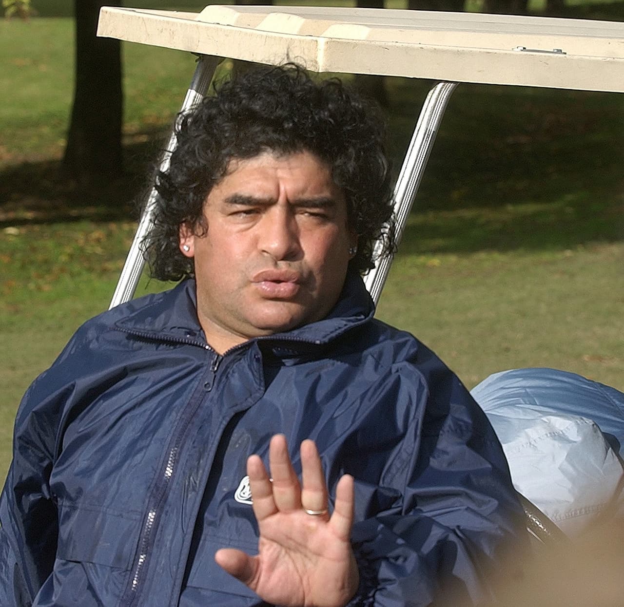 Por momentos regresaba a Argentina y era seguido por la prensa en su casa de campo a las afueras de la ciudad de Buenos Aires.