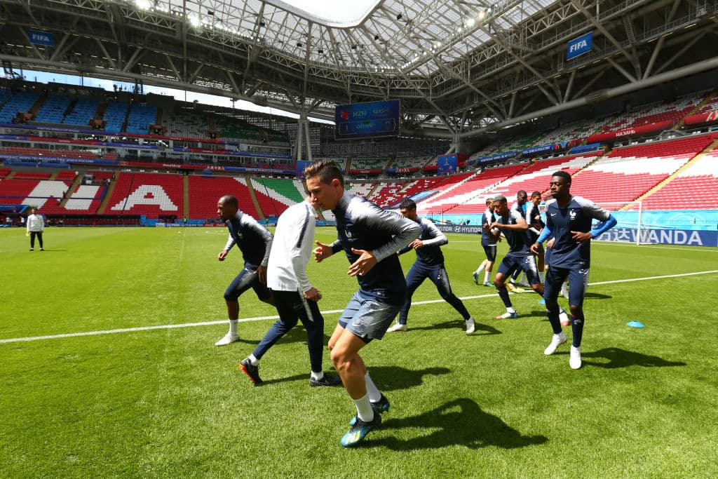 En primer plano aparece el joven delantero del Olympique de Marsella, Florian Thauvin, quien con apenas cuatro llamados al equipo de Les Blues estará jugando su primer Copa del Mundo.