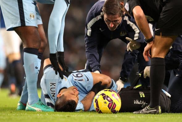 El delantero argentino del Manchester City Sergio Agüero, máximo goleador de la liga inglesa, se marchó lesionado a los cinco minutos de juego del encuentro ante el Everton. El internacional albiceleste sufrió un golpe en la rodilla izquierda y salió del terreno de juego acompañado del personal médico. Agüero tardó unos minutos en comprobar que no podía seguir jugando y no pudo contener las lágrimas al abandonar el césped del Etihad Stadium.