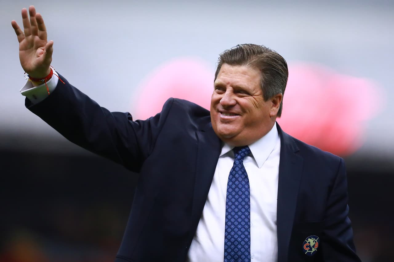 El mexicano Miguel Herrera, campeón de la Liga MX con América en 2013 y de la Copa Oro en 2015 con México, al que además dirigió en Brasil 2014, es uno de los pupilos de La Volpe.