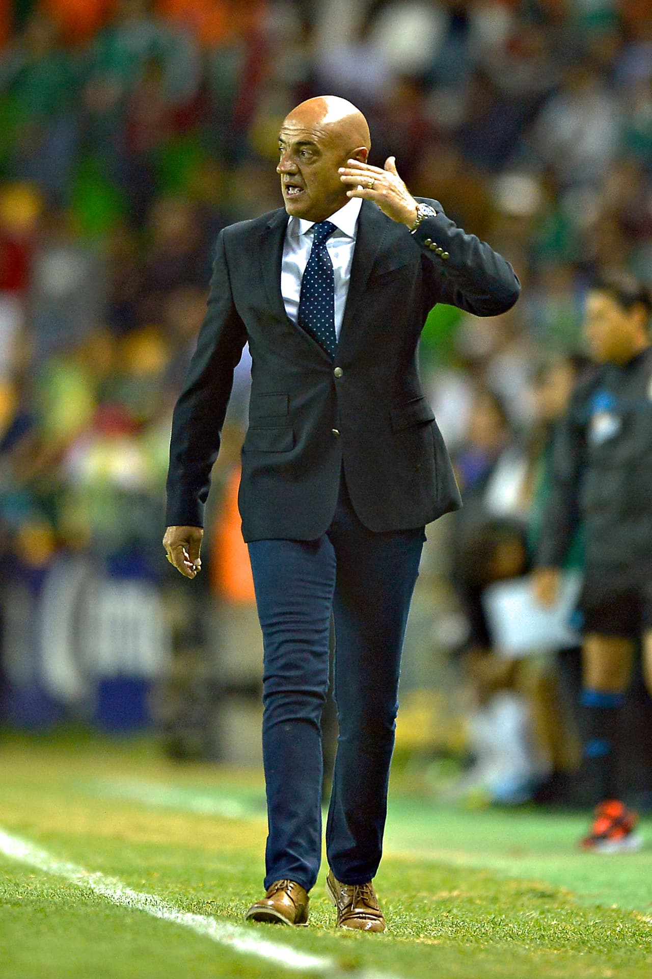 <i>El Chelís</i> ha dado muestras de elegancia y de estilo con los trajes y demás que ha usado en su carrera en México como técnico del Puebla, Estudiantes Tecos, Correcaminos, Veracruz y Venados.