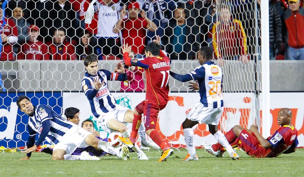Javi Morales no puede marcar en el Rio Tinto ante Monterrey.