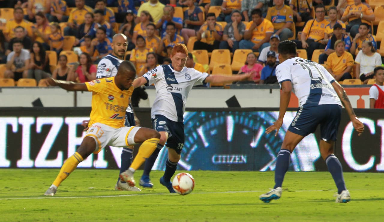 El Puebla trató de reaccionar luego de recibir un gol en los primeros minutos del partido, pero le costaba mucho trabajo mantener la posesión del esférico por la presión de los locales.