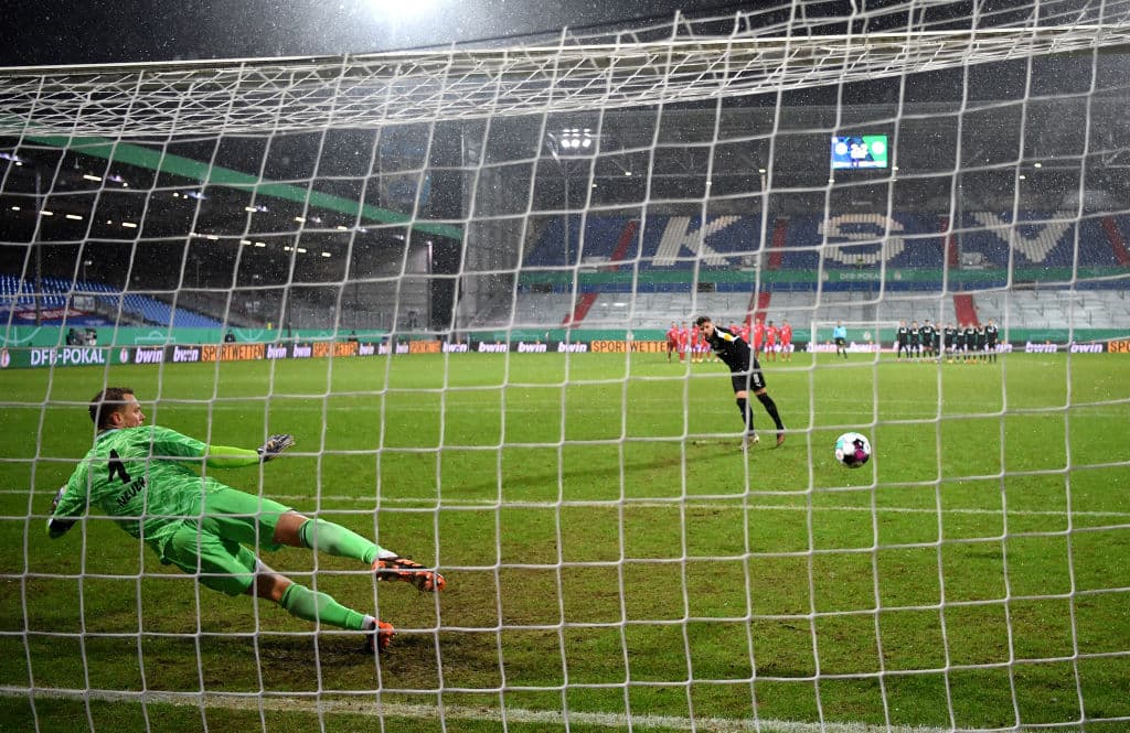 Gnabry (14’) abrió el marcador, Bartels (37’) emparejó los cartones y Sané (47’) recuperaba la ventaja. En el último suspiro del juego apareció Wahl (90+5’) y el partido se volvía a empatar. Ya en la ronda de penales, KSV Holstein se impuso 6-5 para avanzar en la justa y dejar en el camino al gigante bávaro.