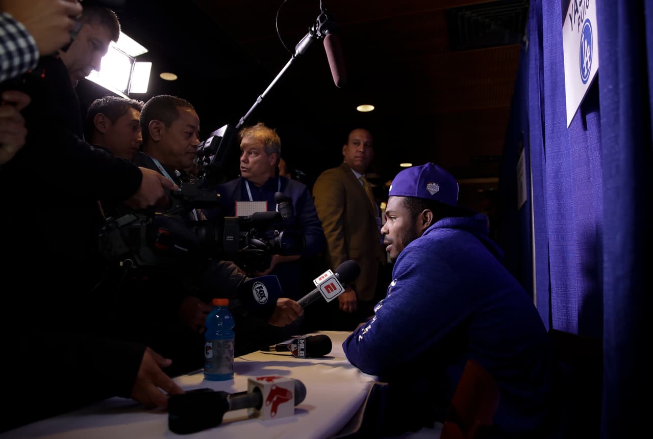 El outfielder cubano de los Dodgers Yasiel Puig también conversando con los representantes de la prensa. El jardín derecho es truculento en Fenway, debe conocer sus rincones para salir bien librado.
