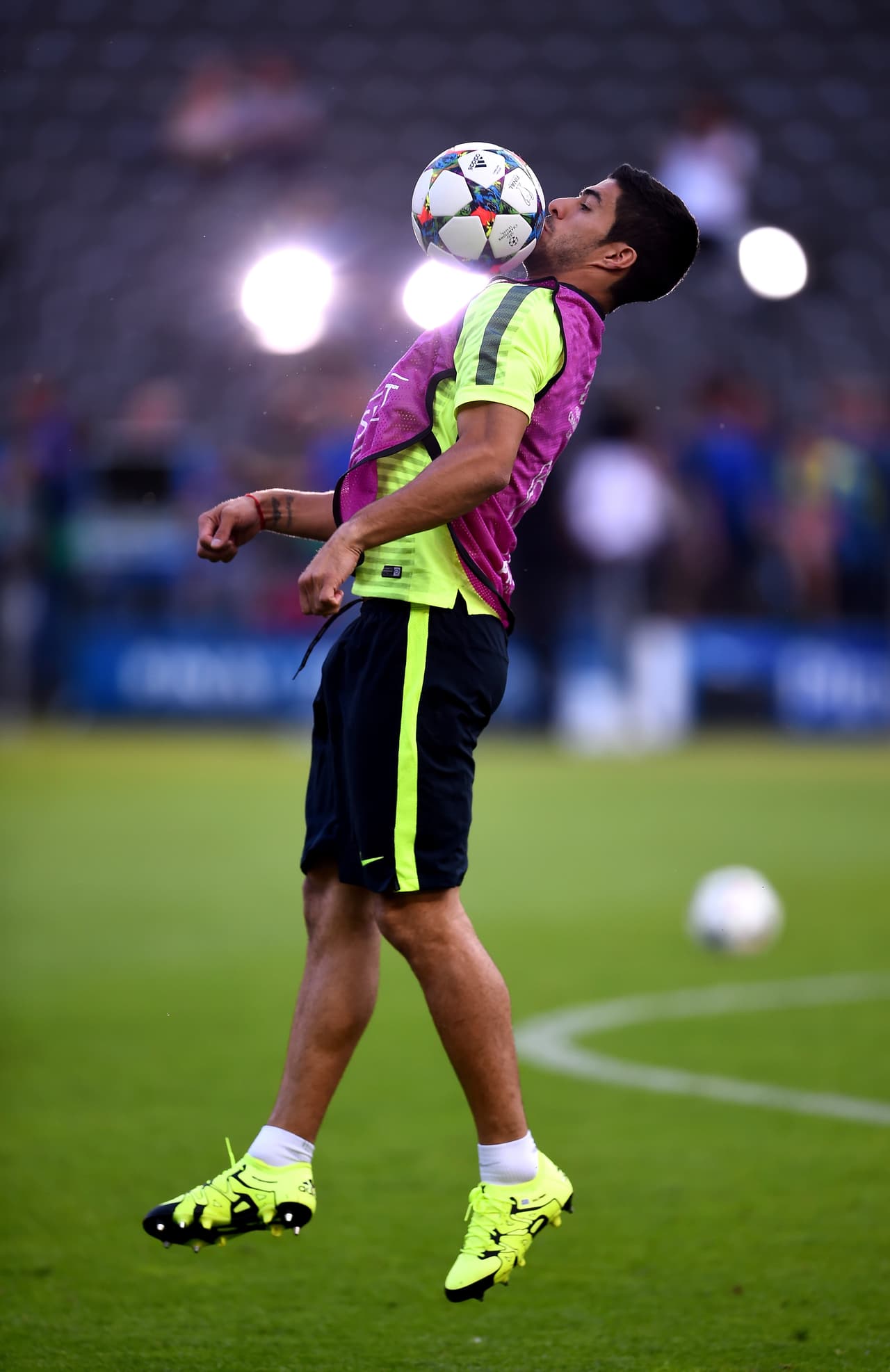 Finalmente no se dará el reencuentro entre el defensor italiano y el ‘Pistolero’, que tras su sanción, solamente ha regalado satisfacciones pues desde febrero ‘explotó’ recuperando su mejor versión y en un rol diferente al goleador que conocíamos. Suárez es ahora un atacante completo que asiste y juega en conjunto.