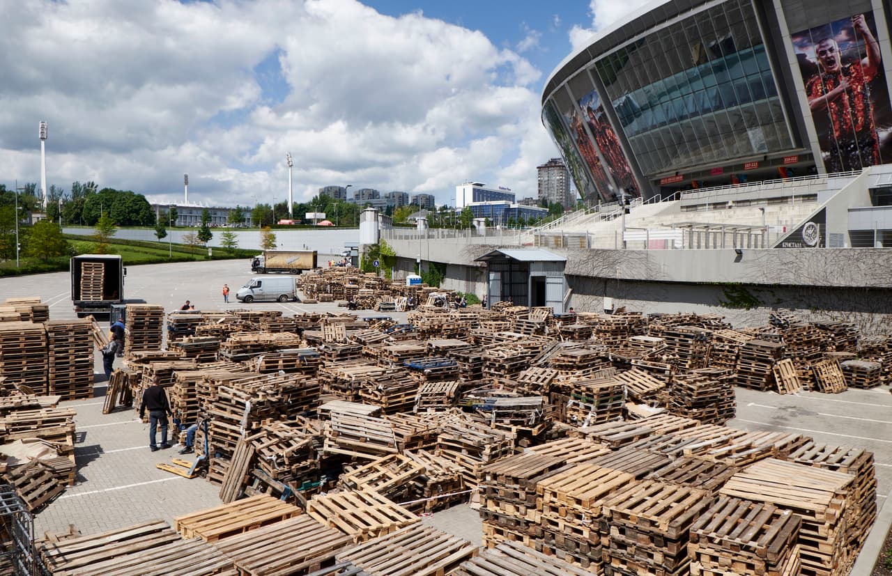 Sin embargo, el conflicto armado que estalló en 2014 en Ucrani imposibilitó al Shakhtar seguir jugando en la Donbass Arena, que ahora es un centro de acopio de víveres.