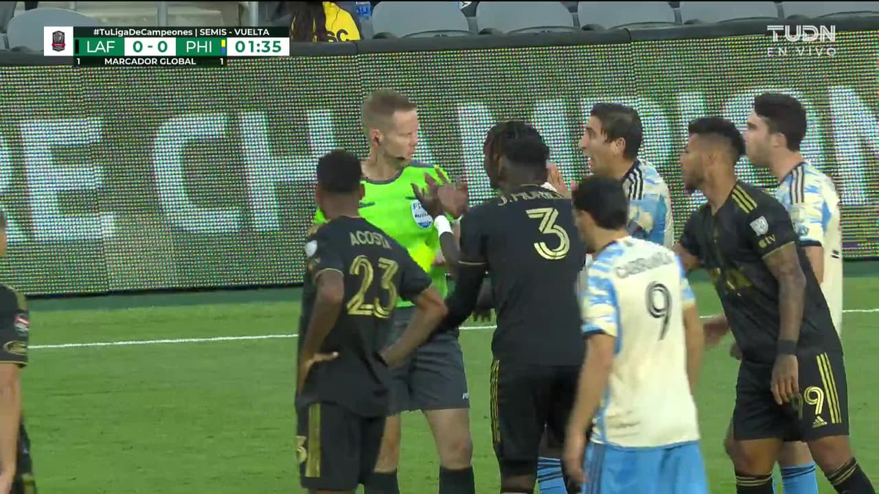 ¡TIRO ATAJADO! disparo por Diego Palacios.