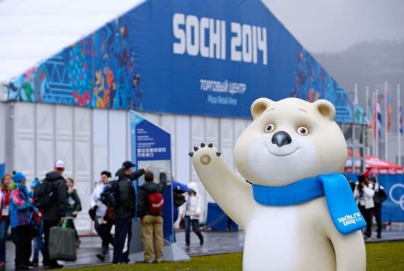 Las mascotas de los Juegos Olímpicos de Invierno Sochi 2014, un leopardo, oso polar y una liebre, dieron la bienvenida a los atletas de todo el mundo que tomarán parte en esta competición a partir de este viernes y hasta el día 23.