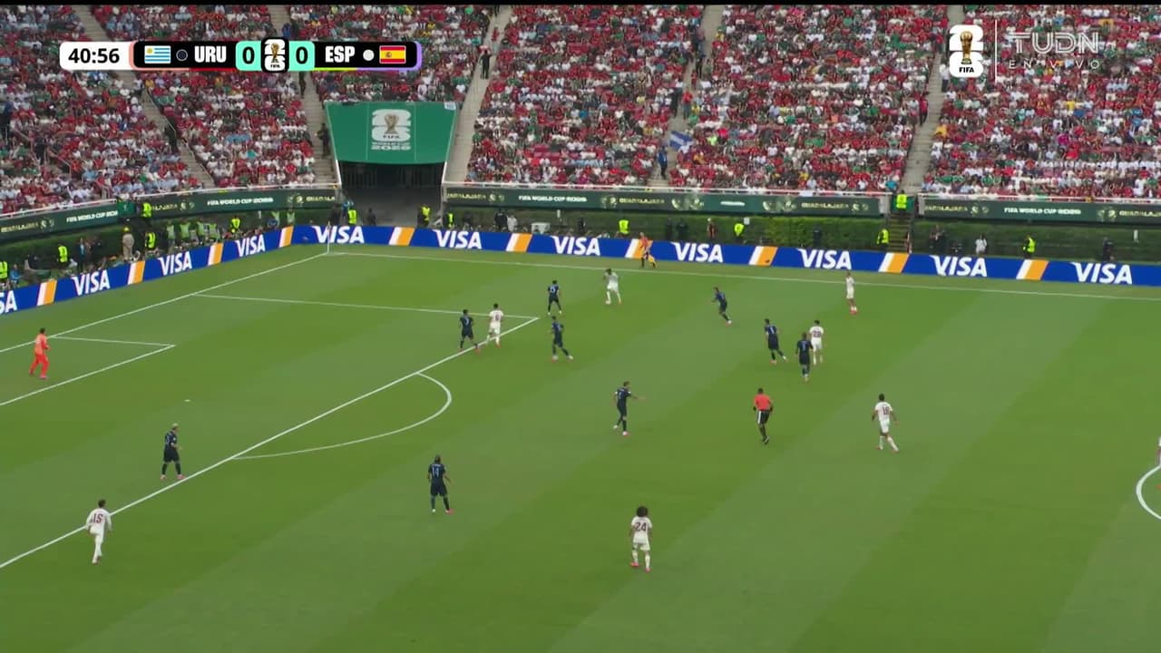 ¡GOL!  anota para España. Álex Baena