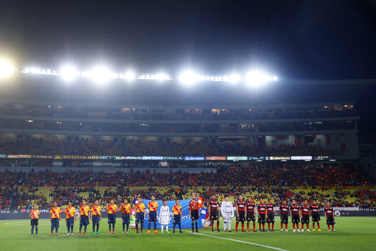 Los niños representaron a los futbolistas de ambos conjuntos en la ceremonia previa al inicio del encuentro.