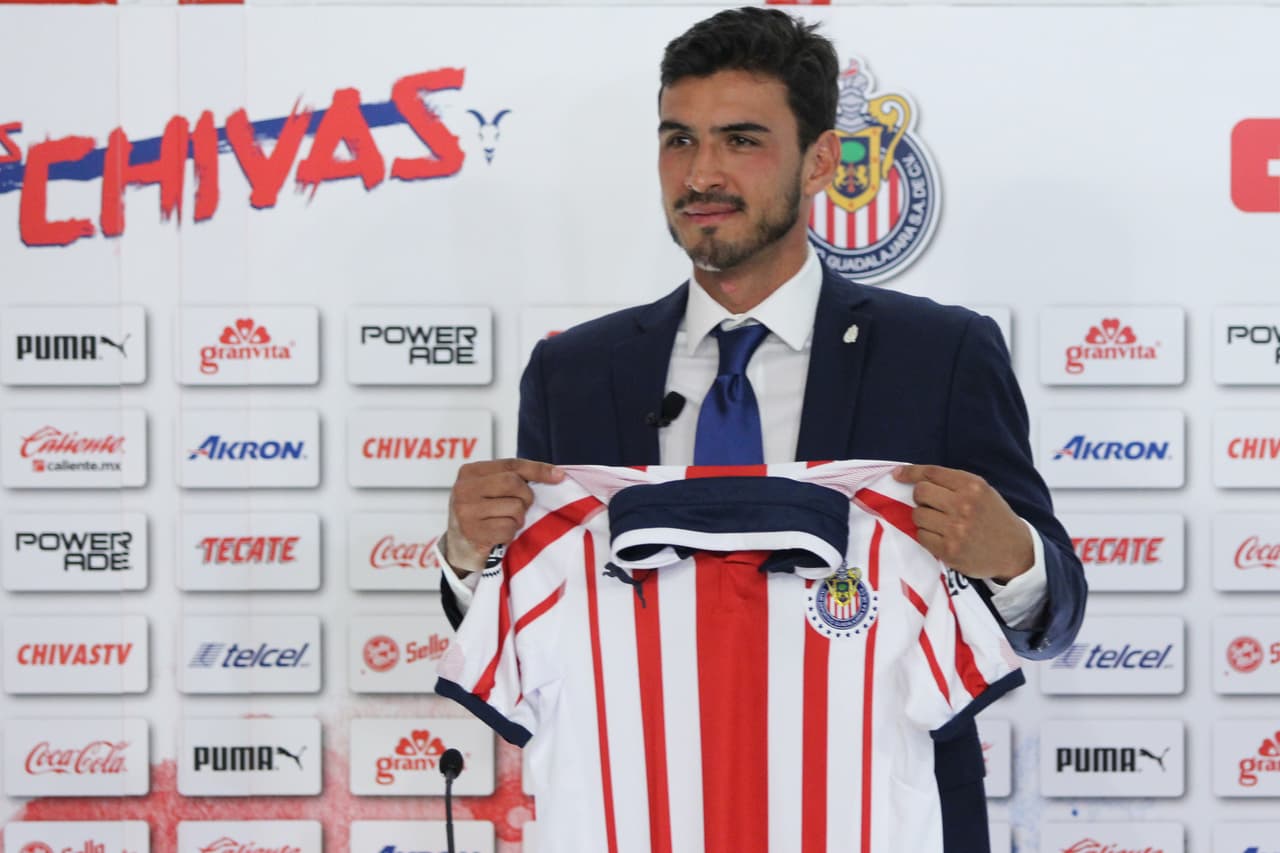 Oswaldo Alanís fue presentado de manera oficial como refuerzo de Chivas de Guadalajara, club al que regresa tras una travesía de año y medio en Europa para el Apertura 2019.