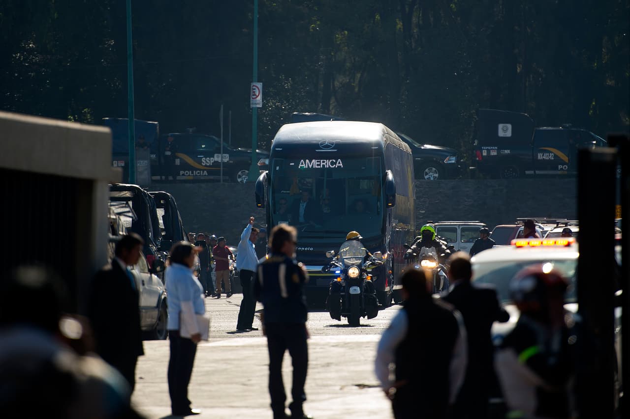 Así llegaba el camión del América al estadio Universitario para lo que sería el clásico capitalino.