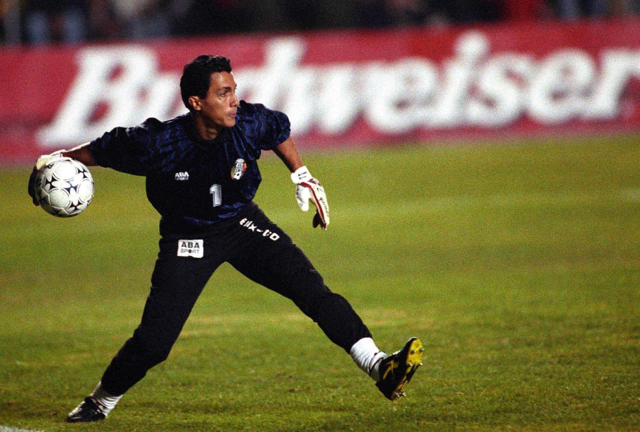 Adolfo Ríos debutó como profesional con Pumas en 1985 y con el equipo fue campeón en 1989 de la Copa de Campeones de la Concacaf. Estuvo hasta 1990.