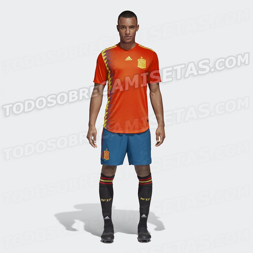 No solo sería la playera, sino que La Roja volvería al pantalón azul y las medias azul oscuras, como en esos tiempos.