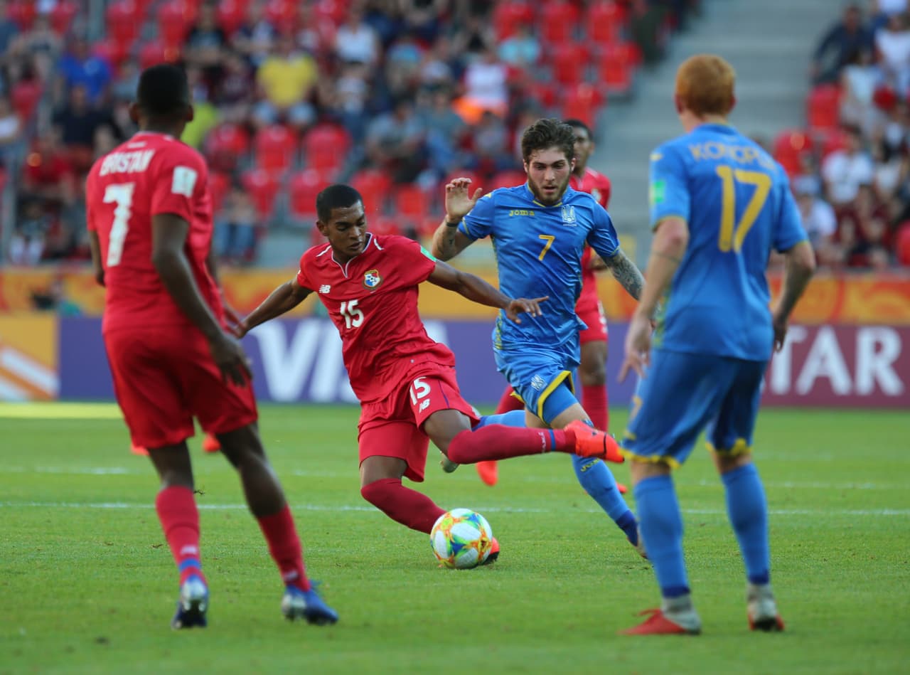 El panameño Diego Valanta (centro) lideró el mediocampo del equipo centroamericano que siempre buscó tratar bien el balón.