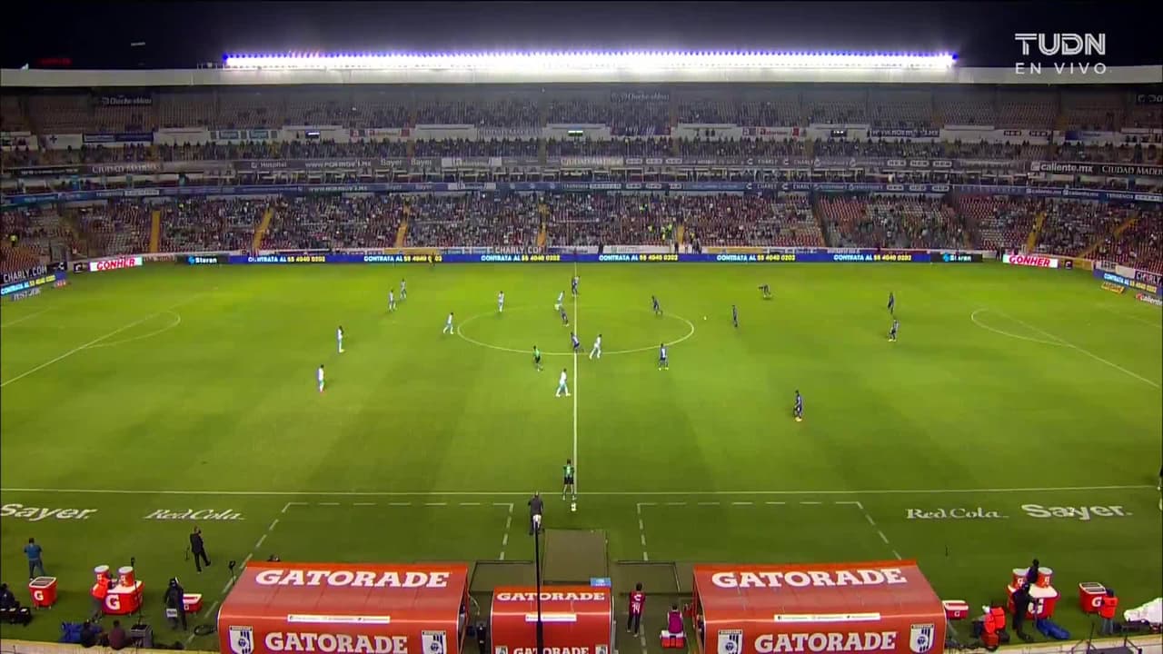 Arranca el partido y la pelota está en juego.