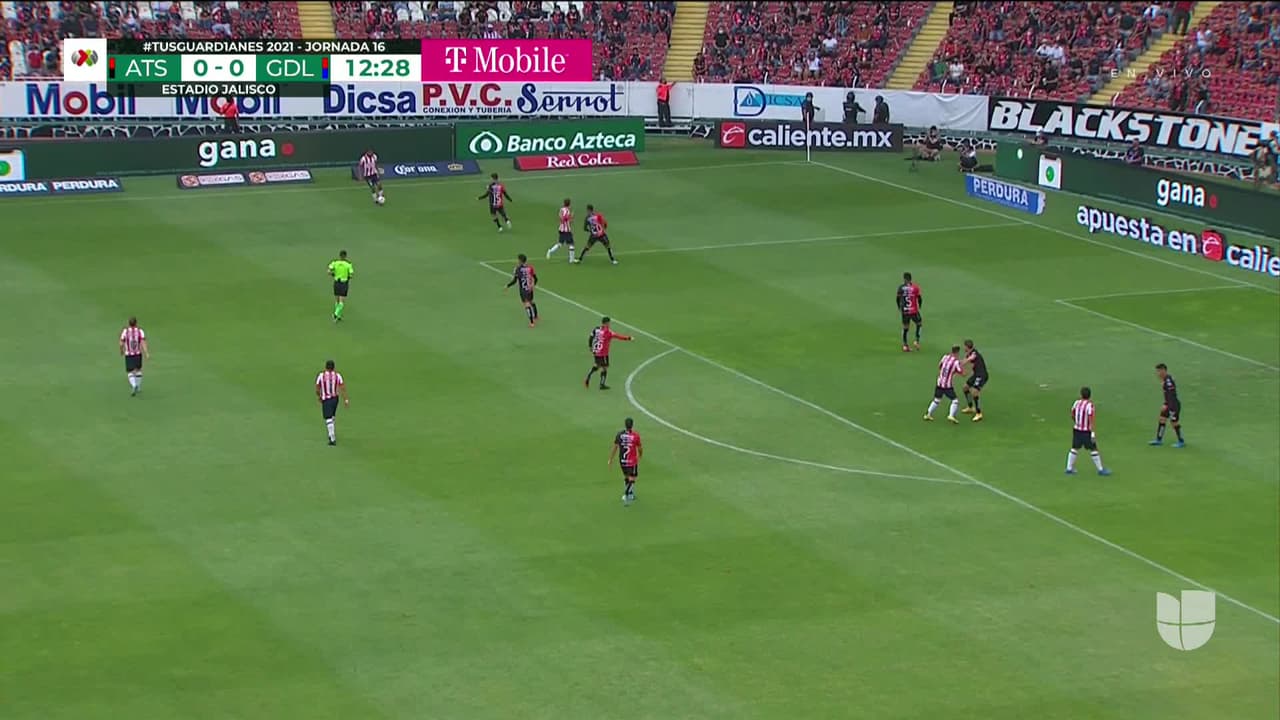 ¡TIRO ATAJADO! disparo por Isaác Brizuela.