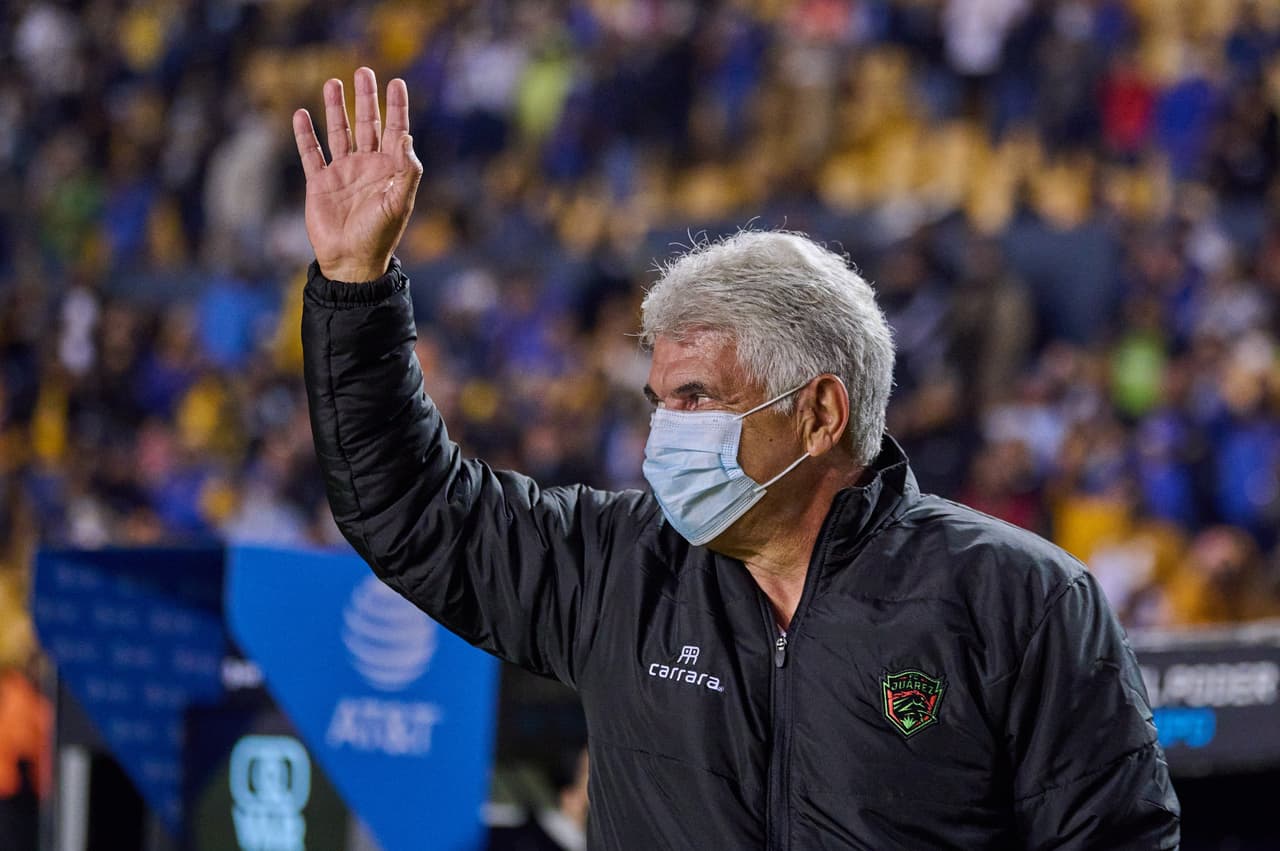 Afición de Tigres casi hace llorar al 'Tuca' Ferretti