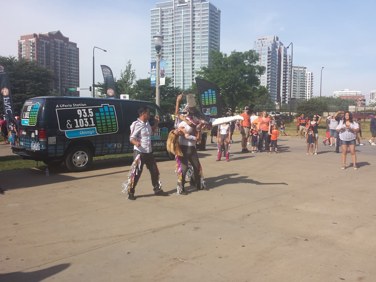 Cientos de familias asistieron al Meijer Family Fest para disfrutar de una práctica en vivo de los Bears. Mira lo bien que la pasaron junto al Omarcillo de Latino Mix.