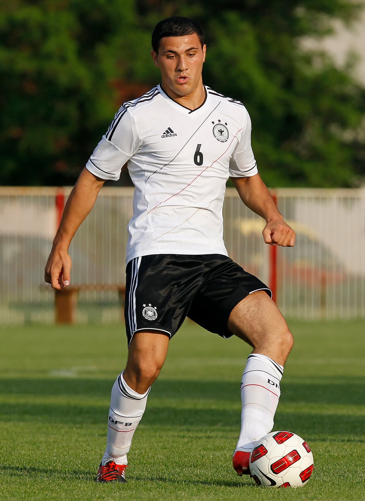 Justo como Ozil, Kolasinac es alemán de nacimiento. Pero sus padres son bosnios. 
<b>Él jugó con Alemania Sub-19.</b>