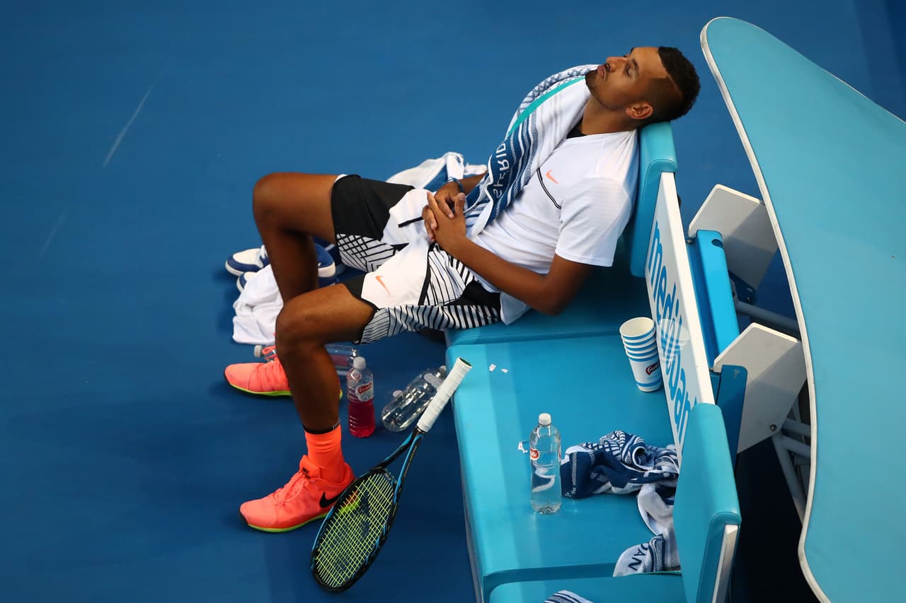 El australiano Nick Kyrgios vivió una de las grandes decepciones en un partido épico contra el italiano Andreas Seppi, que protagonizó una de las hazañas en Australia al levantar una bola de partido e imponerse en la tercera ronda por 1-6, 6-7 (1), 6-4, 6-2 y 10-8 después de tres horas y nueve minutos de lucha.