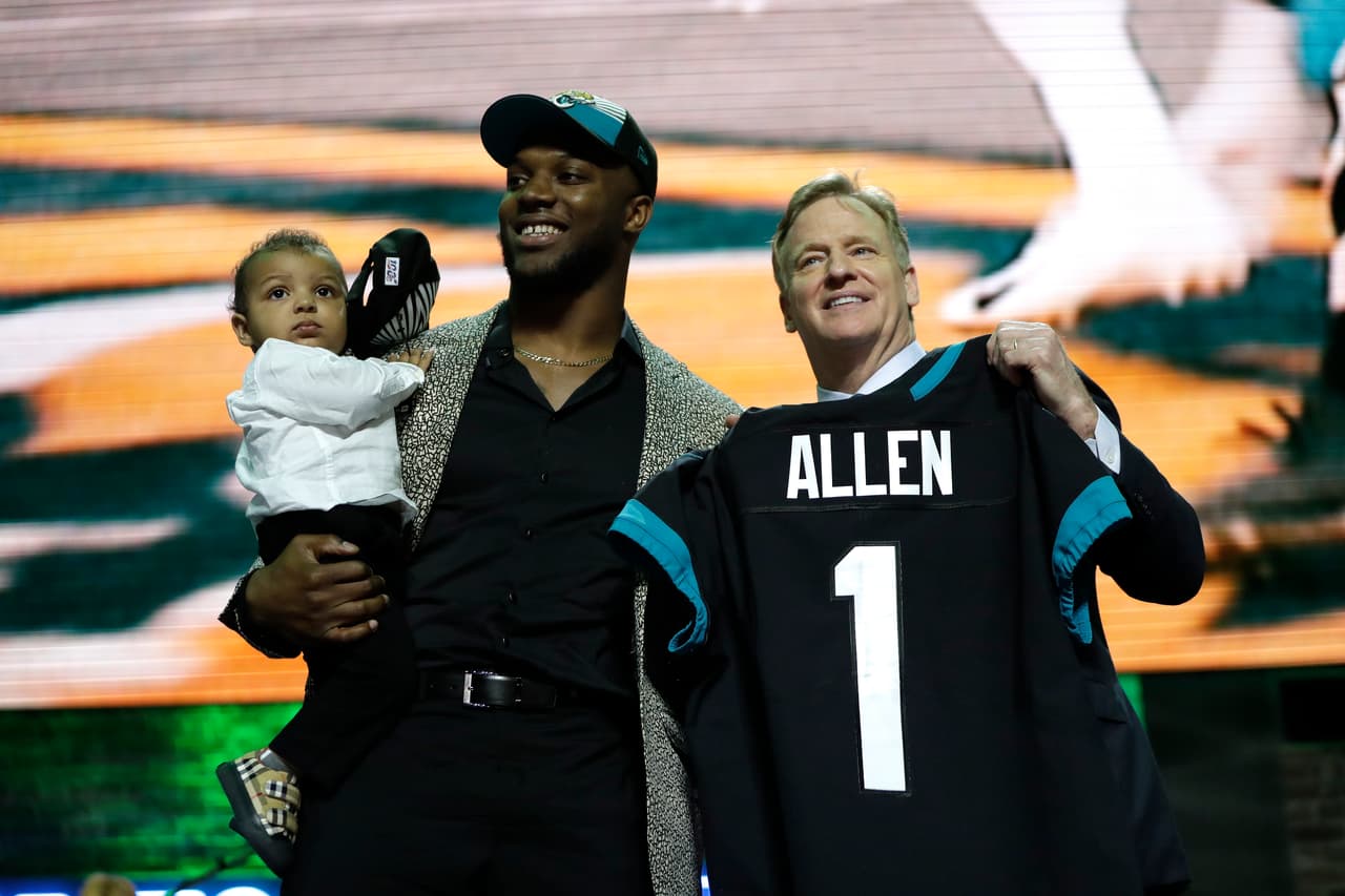 <b>7) Josh Allen poses (Kentucky)</b>. El linebacker procedente de los Wildcats es presentado por Roger Goodell, y con su bebé, al ser elegido en la séptima posición por los Jacksonville Jaguars.