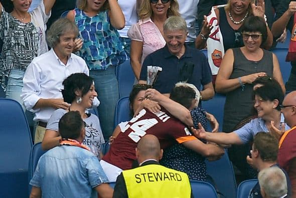 El jugador y su abuela no pudieron ocultar la emoción que sintieron al festejar de manera muy emotiva su gol.