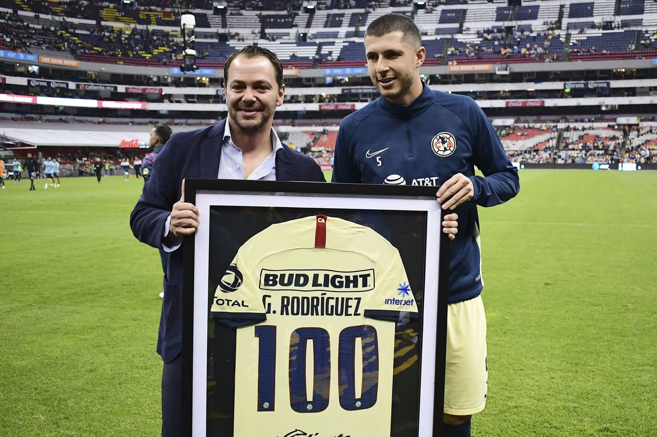 El mediocampista, Guido Rodríguez, recibió un homenaje previo al inicio del encuentro entre Águilas y Monarcas.