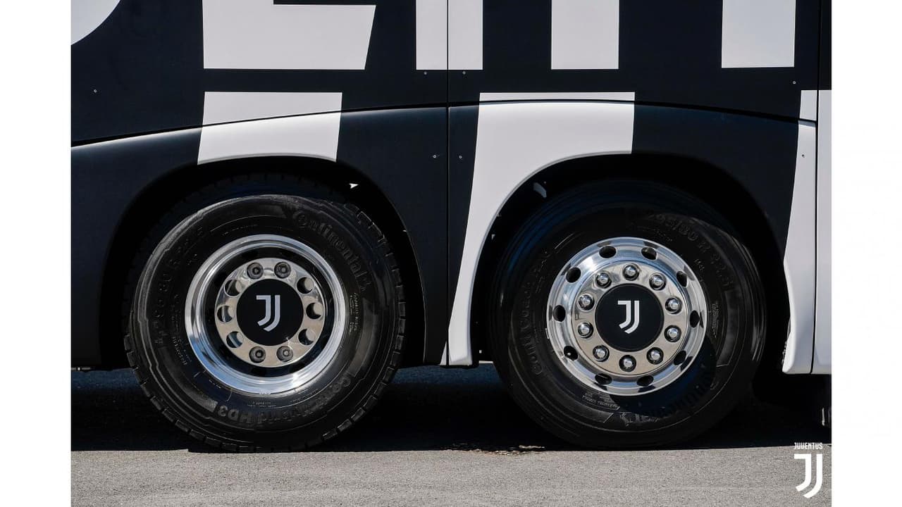 Y los aros de los neumáticos con el escudo de la Juventus en el centro.