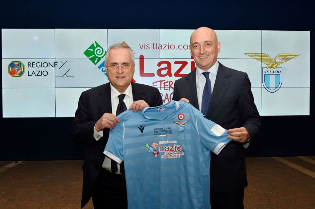 Claudio Lotito, presidente, y Daniele Leodori, vicepresidente, dieron a conocer la camiseta que usará la Lazio en la Supercopa Italiana.