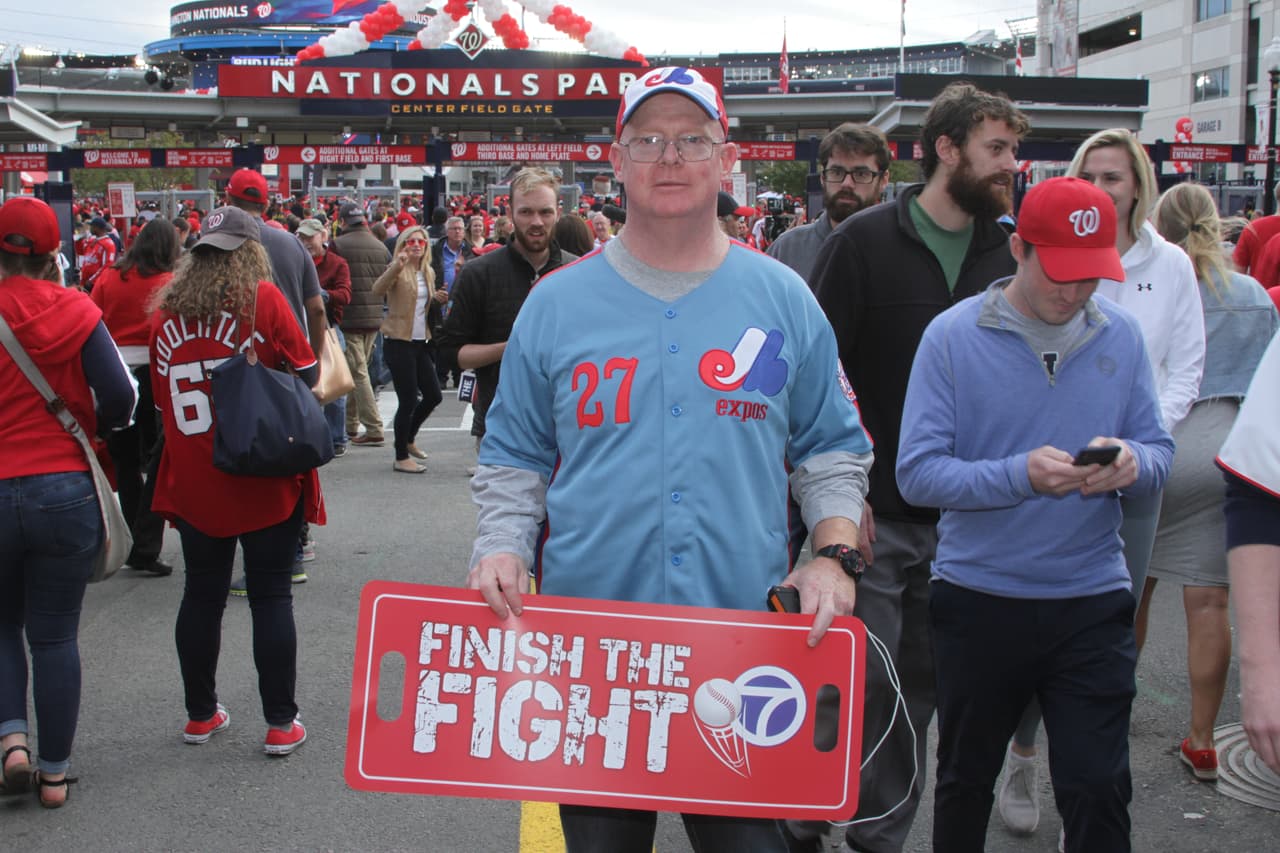 Comienza a caer la noche en Washington y los aficionados empiezan a llegar el estadio para ver el juego 3 de la Serie Mundial.
