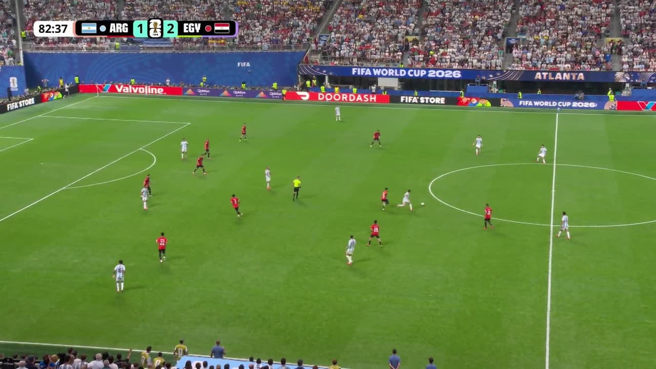 ¡GOL!  anota para Argentina. Lionel Messi