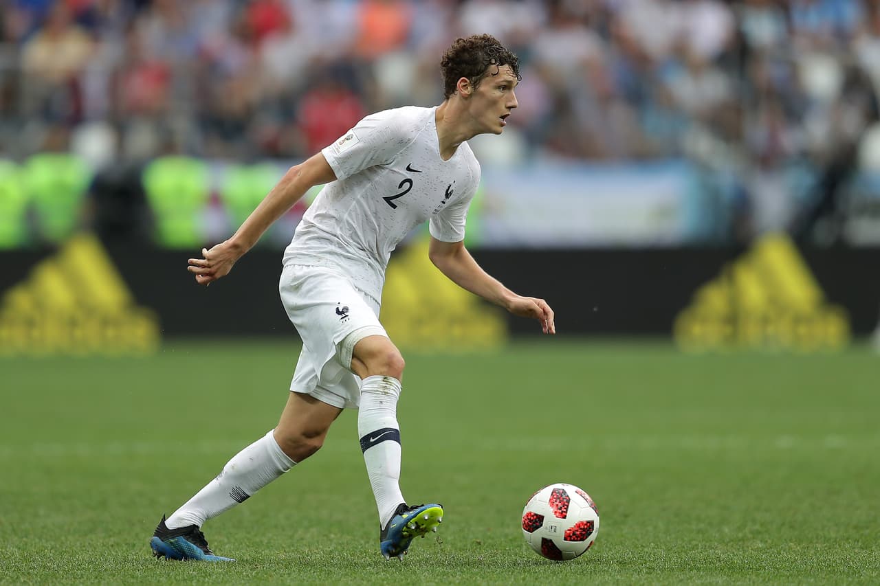 Defensa: Benjamin Pavard (V.f.B. Stuttgart) - 45,8 millones de dólares.