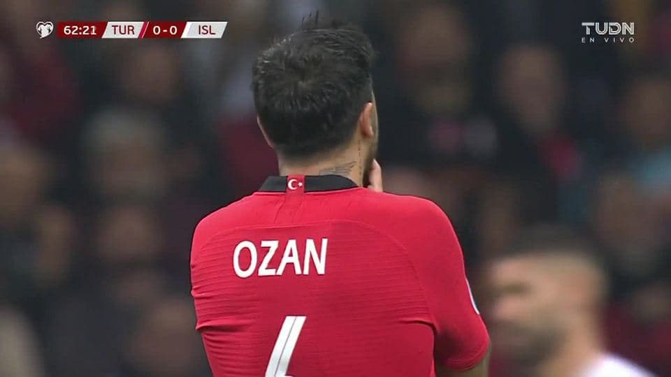 Tiro desviado de Ozan Tufan