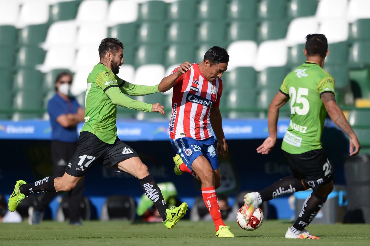 Atlético San Luis mantuvo la posesión del esférico los primeros minutos.