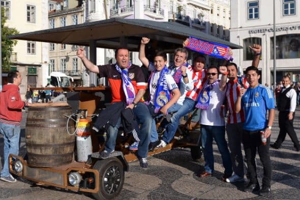 Madriddistas y colchoneros juntos amigos de ciudad, enemigos deportivos.