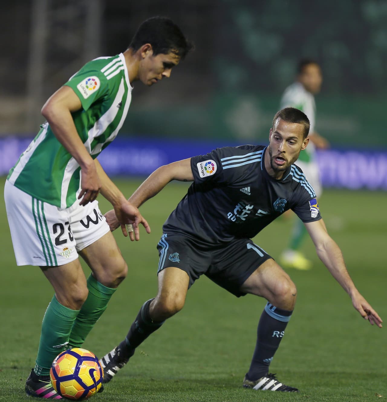 Mandi (Betis) con la posesión de la pelota ante la marca del extremo Sergio Canales (Real Sociedad), aunque después ni él ni sus compañeros podrían evitar el segundo gol de la escuadra de San Sebastián.