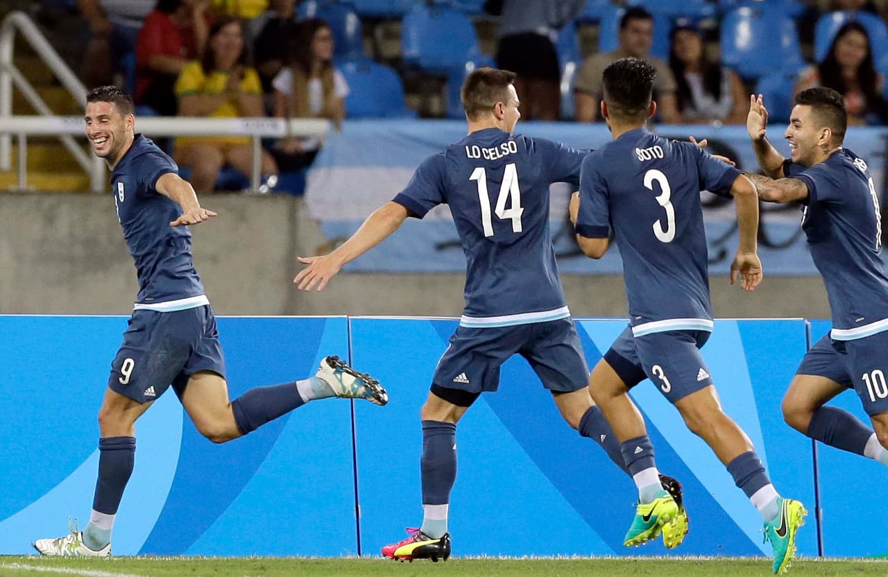 Argentina sigue viva en el fútbol de Río 2016 tras vencer a Argelia por 2-1 gracias a los tantos de Ángel Correa y Jonathan Calleri. Con este resultado, Portugal ya está clasificado para cuartos y la 'albiceleste' se jugará el pase ante Honduras.