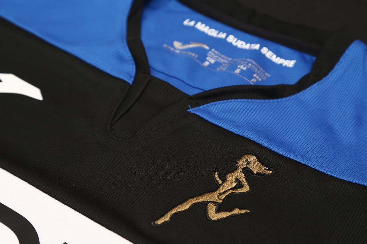 Esta temporada el Atalanta jugará por primera vez la UEFA Champions League y por tal motivo decidió presentar sus nuevas playeras con modelos de pasarela, decidión que ha sido criticada por algunos aficionados por no ser las jugadores del equipo femenil. Al margen de eso, sus jerseys tendrán detalles especiales con los que esperan seguir haciendo historia.
