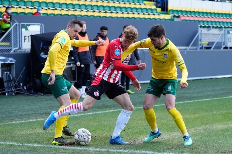 El PSV se impone 3-1 al Fortuna Sittard en la Jornada 25 de la Eredivisie. Eran Zahavi anotó doblete para los de Eindhonven y Noni Madueke anotó el tercer tanto. Cox anotó el gol en solitario para su equipo. El mexiano Erick Gutierrez entró de cambio al minuto 67.