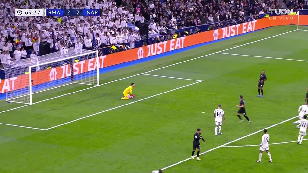 ¡TIRO ATAJADO! disparo por Federico Valverde.