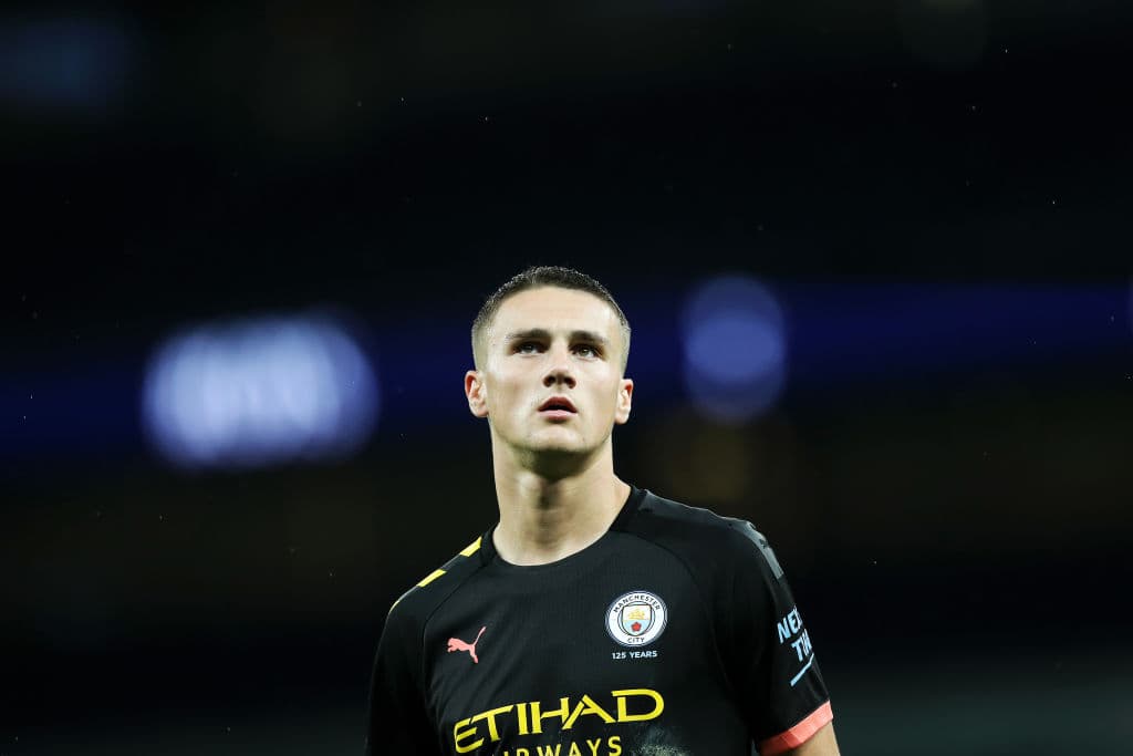 Taylor Harwood-Bellis, Manchester City. Este joven de 17 años tendrá la oportunidad de estar con el primer equipo más rápido de lo esperado, pues muestra confianza con el balón y ha tenido buen desempeño.