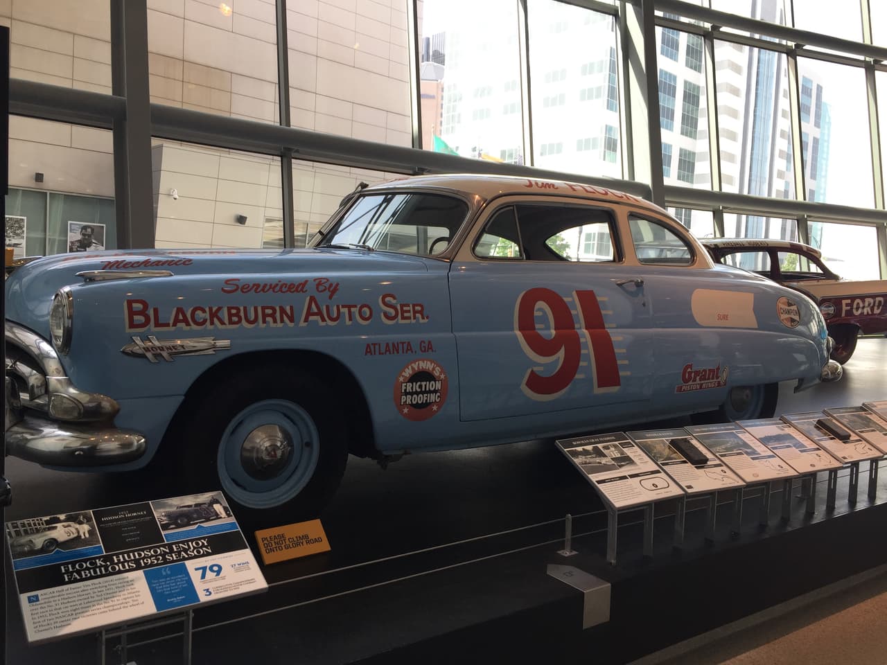 Otra de las claves para entender la NASCAR es que los vehículos que se han utilizado desde siempre son modelos que están a la venta y al alcance del ciudadano común y corriente, claro que en las pistas los autos tienen otras adecuaciones para correr pero por fuera se genera un sentido de identidad donde se puede decir que tal piloto maneja un coche como el que uno posee.