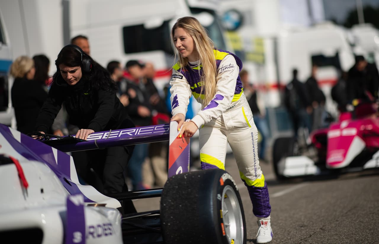 A partir de este viernes la polémica W Series, fórmula exclusiva para mujeres, dio inicio con las pruebas libres en Hockenheim, Alemania, donde el día domingo se correrá la primera válida del calendario. Las pilotos y sus equipos ya comenzaron a vivir esta novedosa experiencia que espera dar mucho de qué hablar.