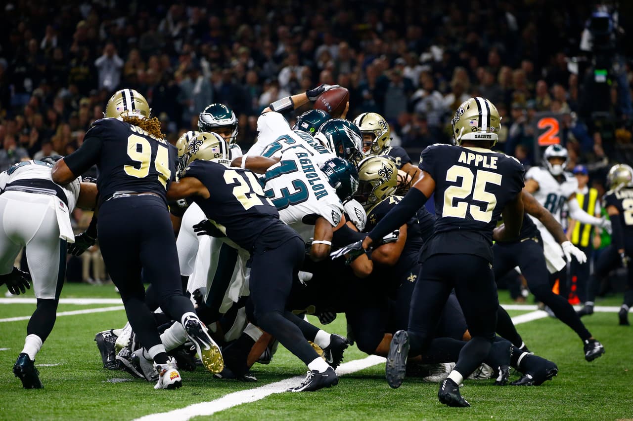 Con este acarreo de 1 yarda en el primer cuarto, Foles sumó su nombre al de los otros dos quarterbacks.