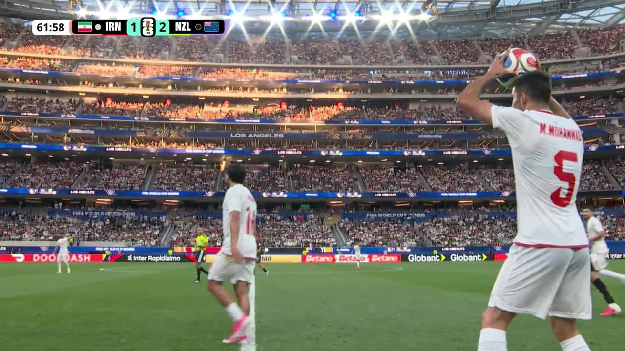 ¡GOL!  anota para Irán. Mohammad Mohebbi