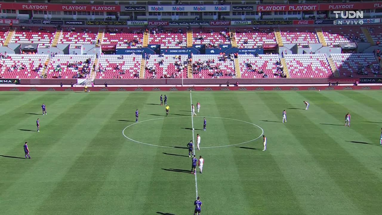 Arranca el partido y la pelota está en juego.